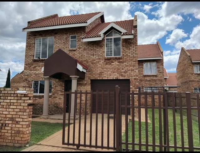 3 BEDROOM TOWNHOUSE FOR SALE IN BAILLIE PARK